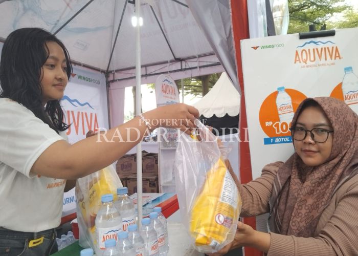 LARIS: Penjualan Aquviva bundle snack diburu pengunjung Kuno Kini Fest 2025.