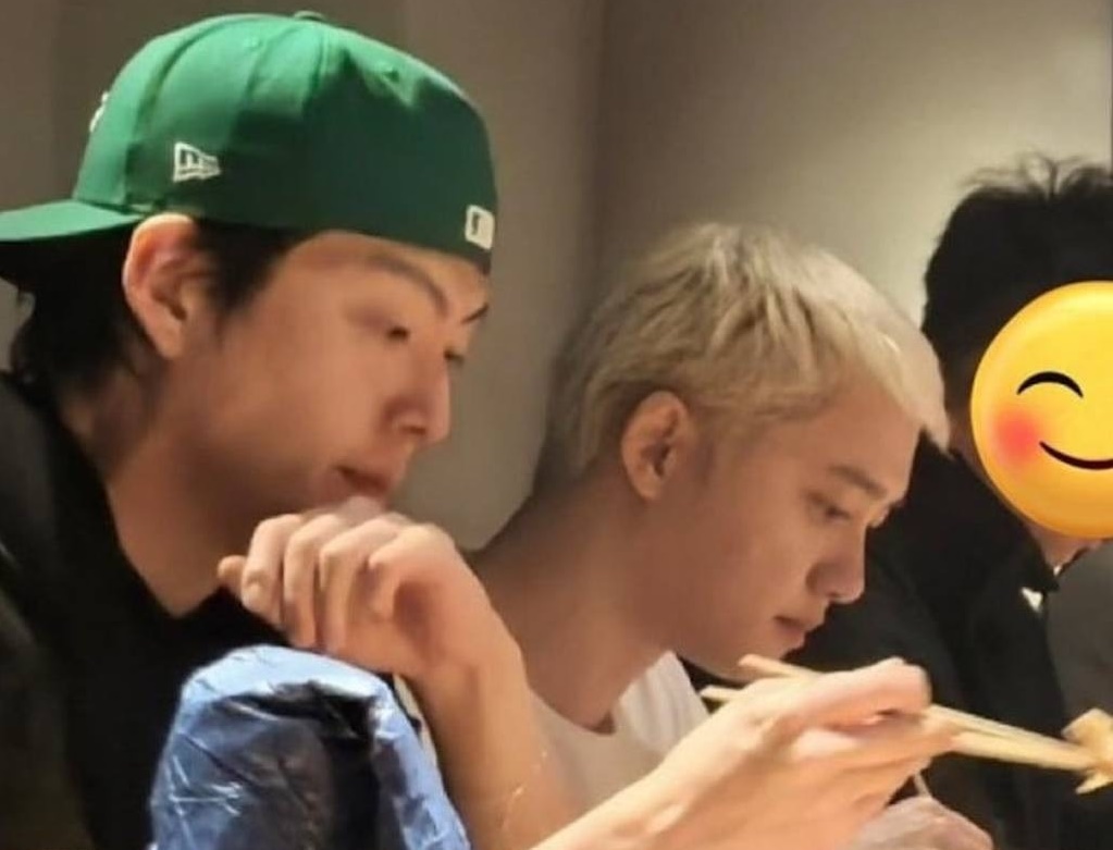 D.O dengan warna rambut pirang pertamanya yang sedan makan bersama dengan Woobin