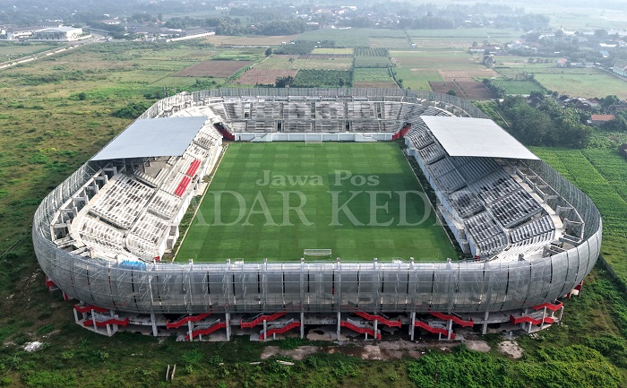 Stadion Gelora Daha Jayati yang terletak di Bulusari, Tarokan akan dilanjutkan pembangunannya Juli nanti. Pemkab Kediri menganggarkan dana Rp 10 miliar tahun ini.