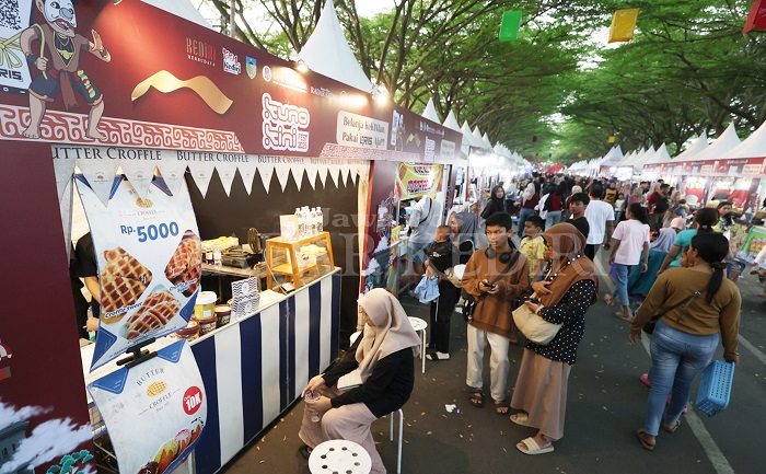 Pengunjung Festival Kuno-Kini antre di stan penjual butter croffle yang harganya hanya Rp 5.000.