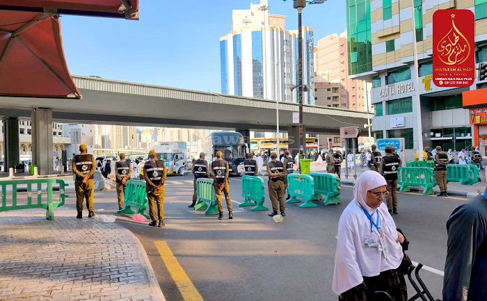 : Sejumlah petugas keamanan berjaga di akses jalan menuju ke area Masjidil Haram yang kemarin pagi dibanjiri umat Islam yang akan melaksanakan salat Jumat.