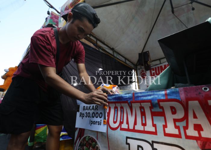 KENA TEGUR: Penjual cumi bakar memasang daftar harga di Kuno Kini Fest 2025.