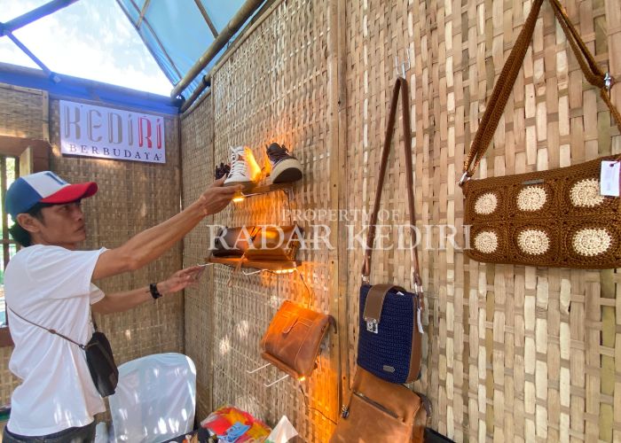 KUALITAS TINGGI: Zeru memasang septu yang terbuat dari kulit sapi di stan Disdag.