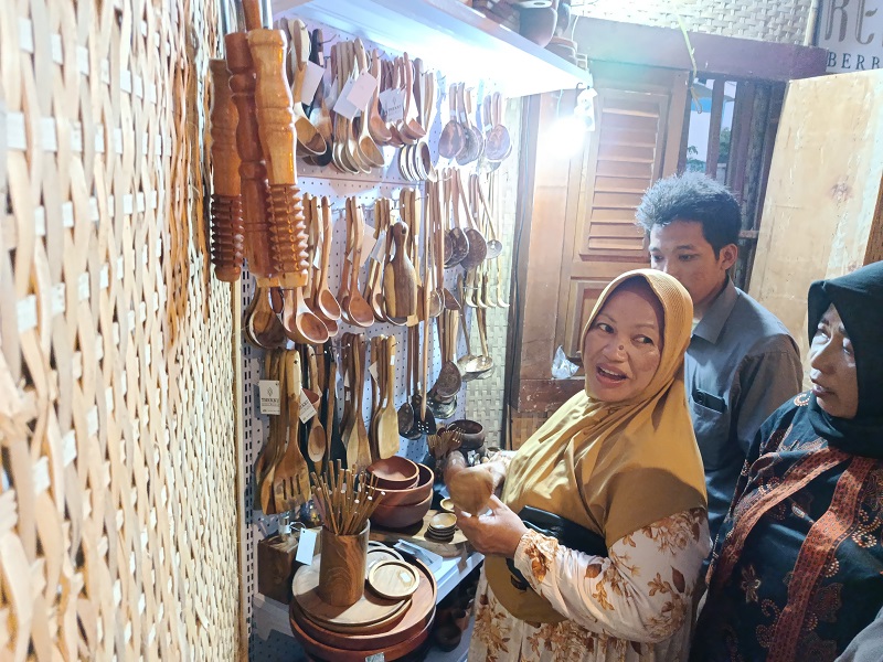 Pengunjung KFF 2025 sedang mengunjungi stan kerajinan