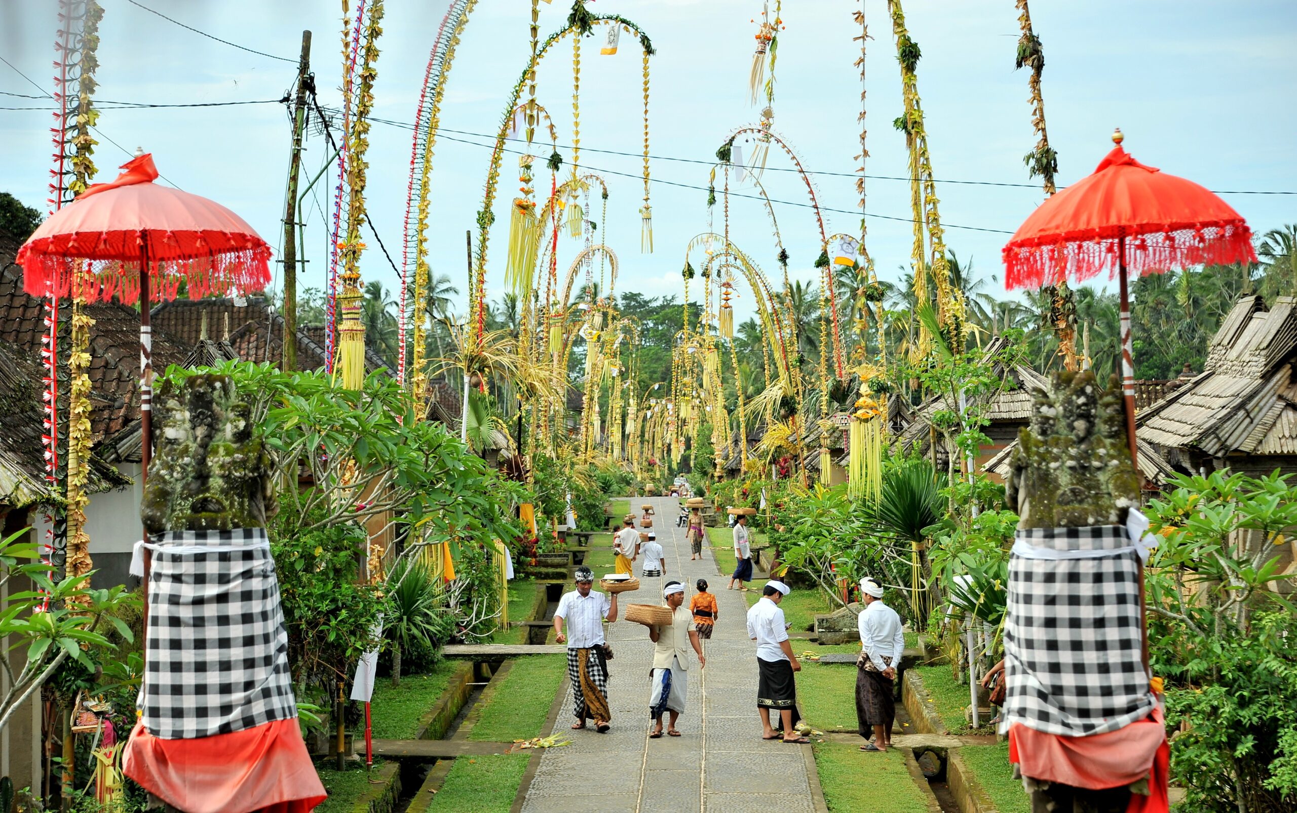 Jalan utama Desa Penglipuran yang tertata rapi dengan rumah-rumah tradisional di kedua sisinya.