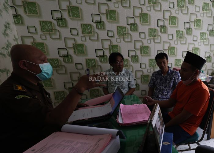 TELITI: Jaksa Ichwan Kabalmay (kiri) memeriksa Antok saat pelimpahan di Kejari Kota Kediri pada Kamis (22/5).