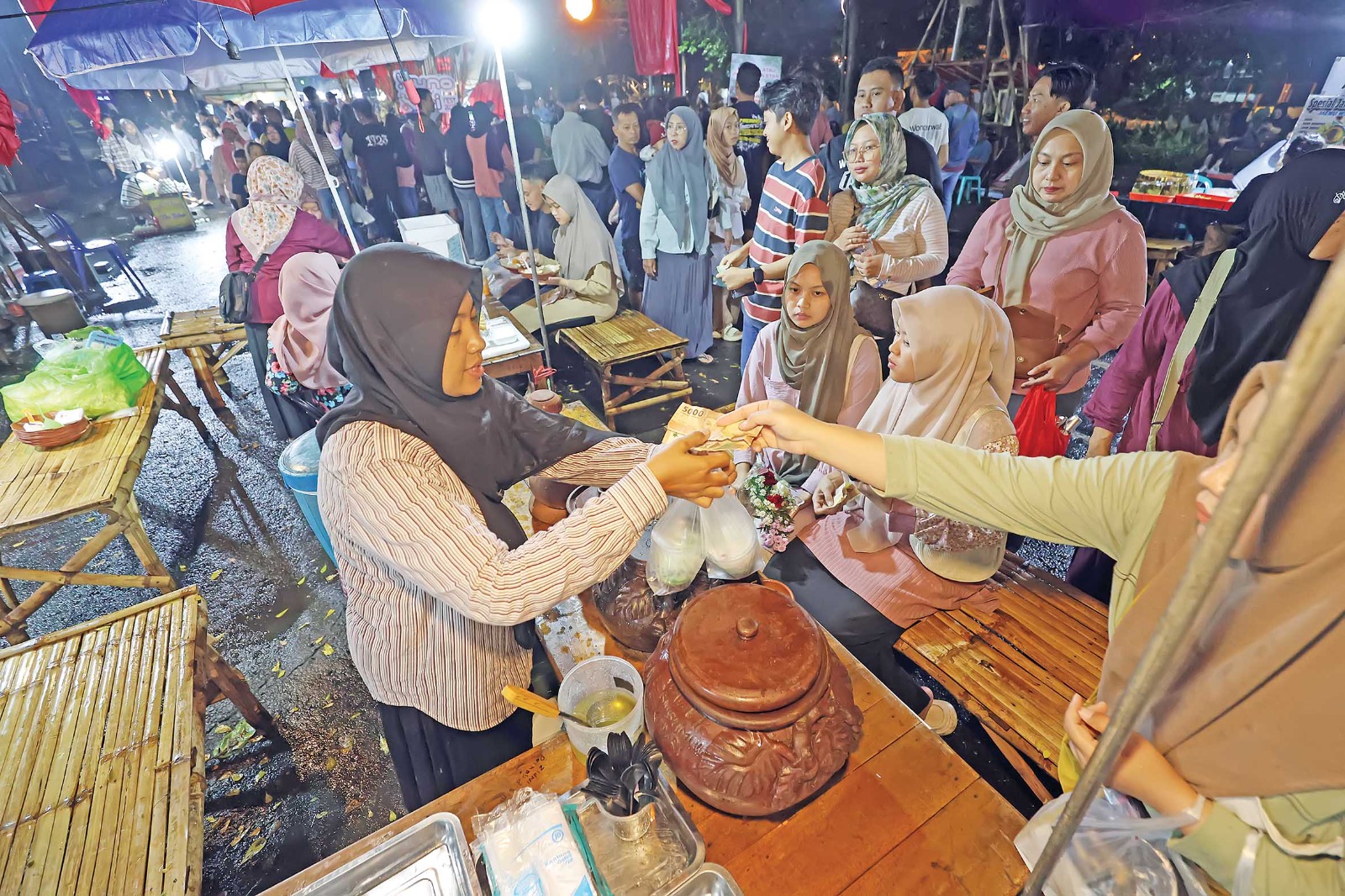 Sejumlah pengunjung Festival Kuno-Kini antre membeli dawet yang harga per gelasnya hanya Rp 5 ribu. Hingga kemarin, total ada ratusan ribu pengunjung yang berbelanja di area pameran.