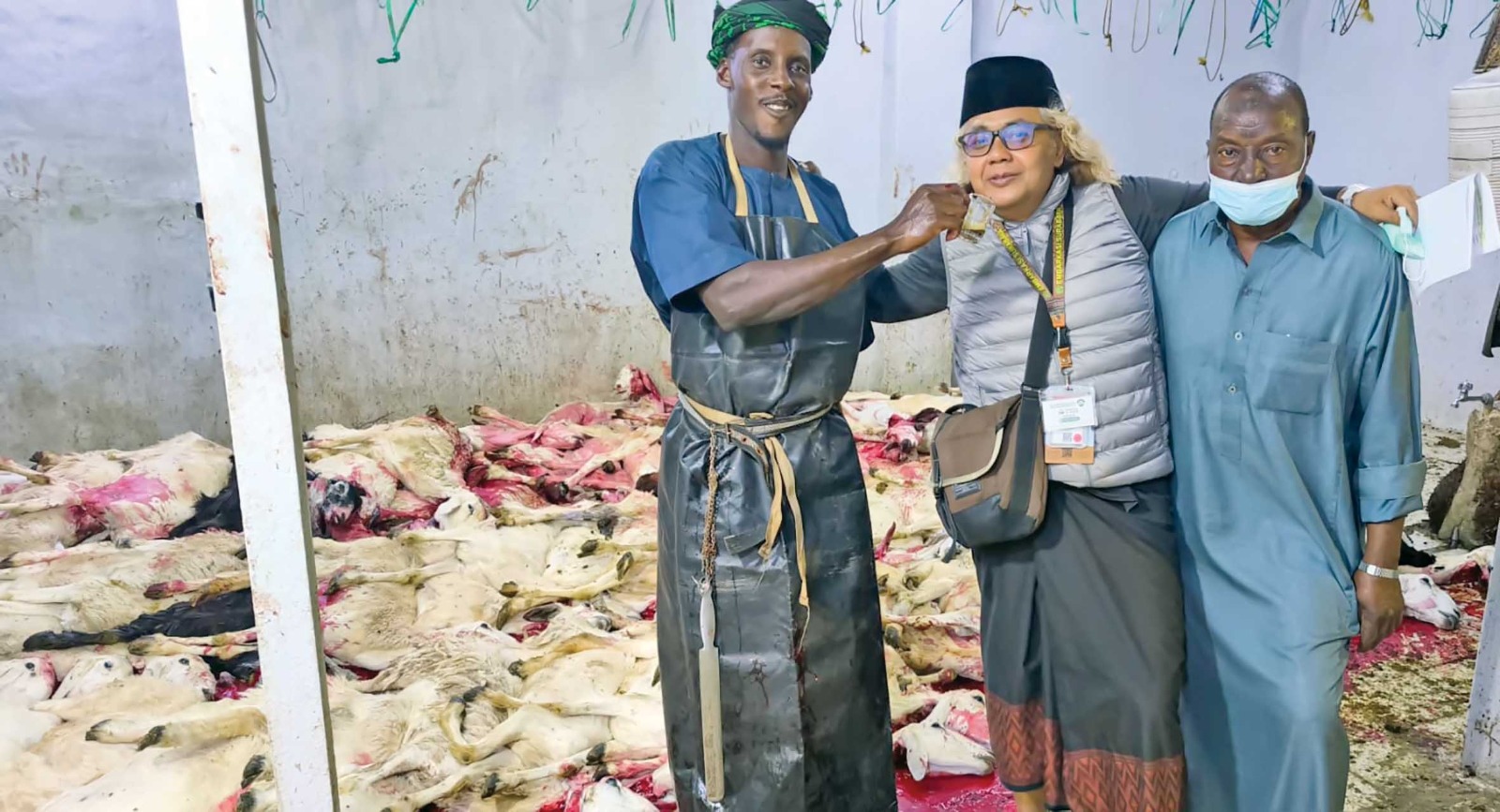 Jawa Pos Radar Kediri (tengah) berada di tempat penyembelihan kambing dam tamattu di Makkah. Dalam waktu 10 menit, mereka bisa menyembelih 70 ekor kambing.