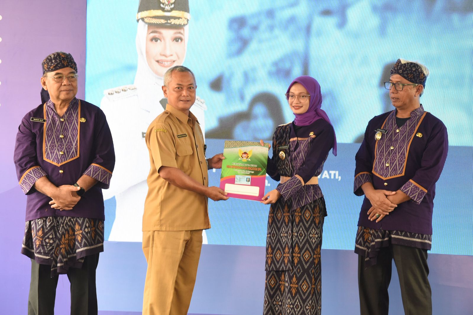 Wali Kota Vinanda Prameswati (2 dari kanan) bersama Wawali Qowimuddin Thoha dalam peluncuran layanan adminduk all in kelurahan.