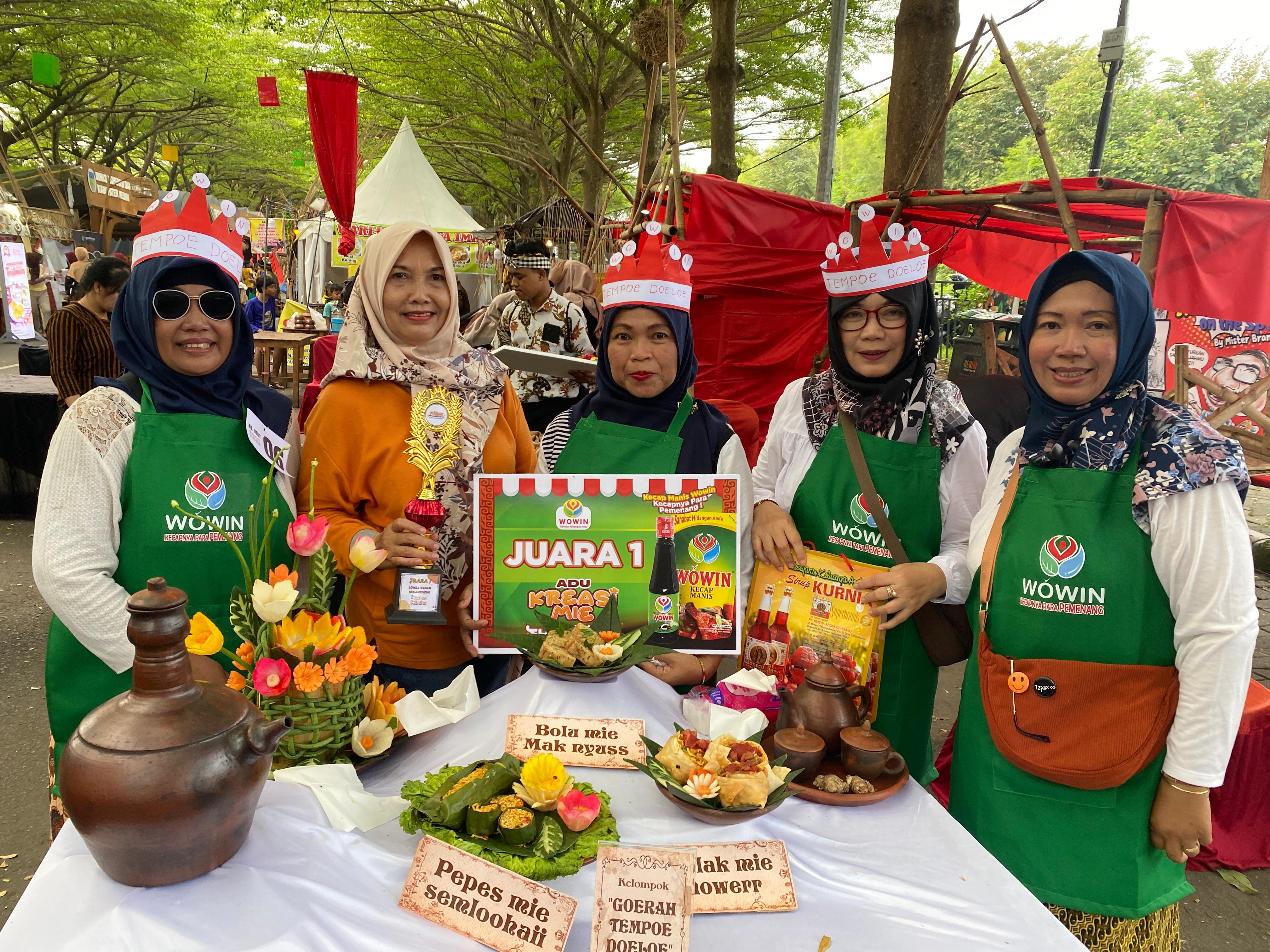 Ibu-ibu anggota PKK Menang Lomba Masak Kreasi Mi di Ajang Festival Kuno Kini 2025.