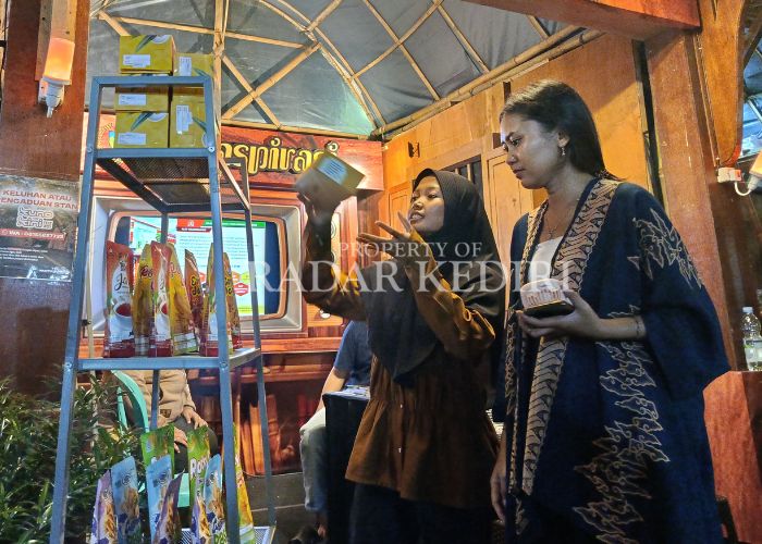 BEBAS KRITIK: Pengunjung Festival Kuno Kini mendatangi stan DPRD Kabupaten Kediri.