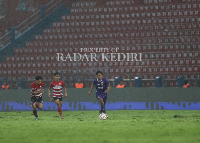SEPI: Bangku penonton kosong saat pertandingan Persik Kediri melawan Madura United.