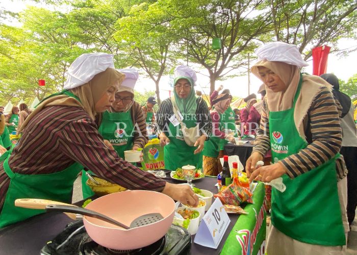SERU: Peserta lomba masak kreasi mi di Festifal Kuno Kini 2025.