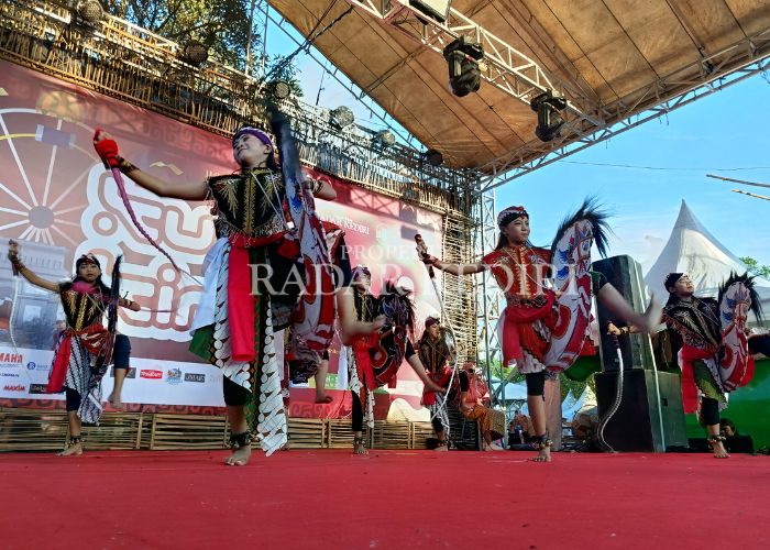 KOMPAK: Penari cilik tampil menawan di atas panggung.