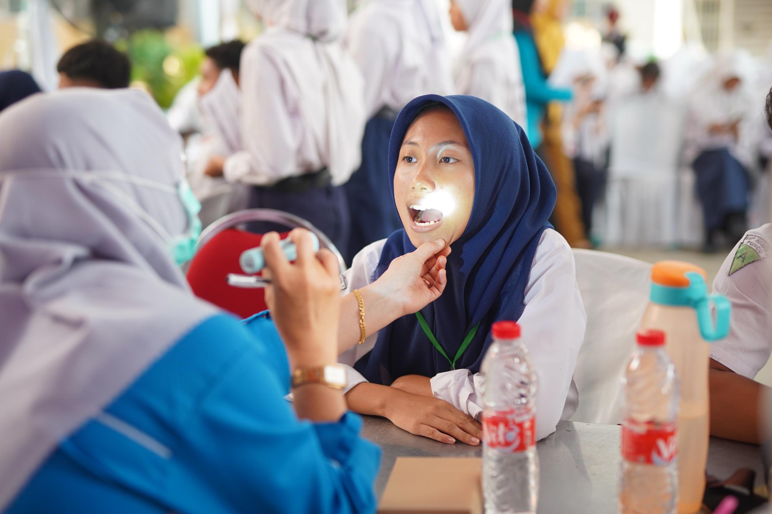 Tim Dinkes Kabupaten Kediri melakukan pemeriksaan kesehatan calon siswa SMA Dharma Wanita 1 Pare Boarding School. Di tahun ajaran baru 2025/2026 nanti CKG akan menyasar seluruh pelajar Kab Kediri.
