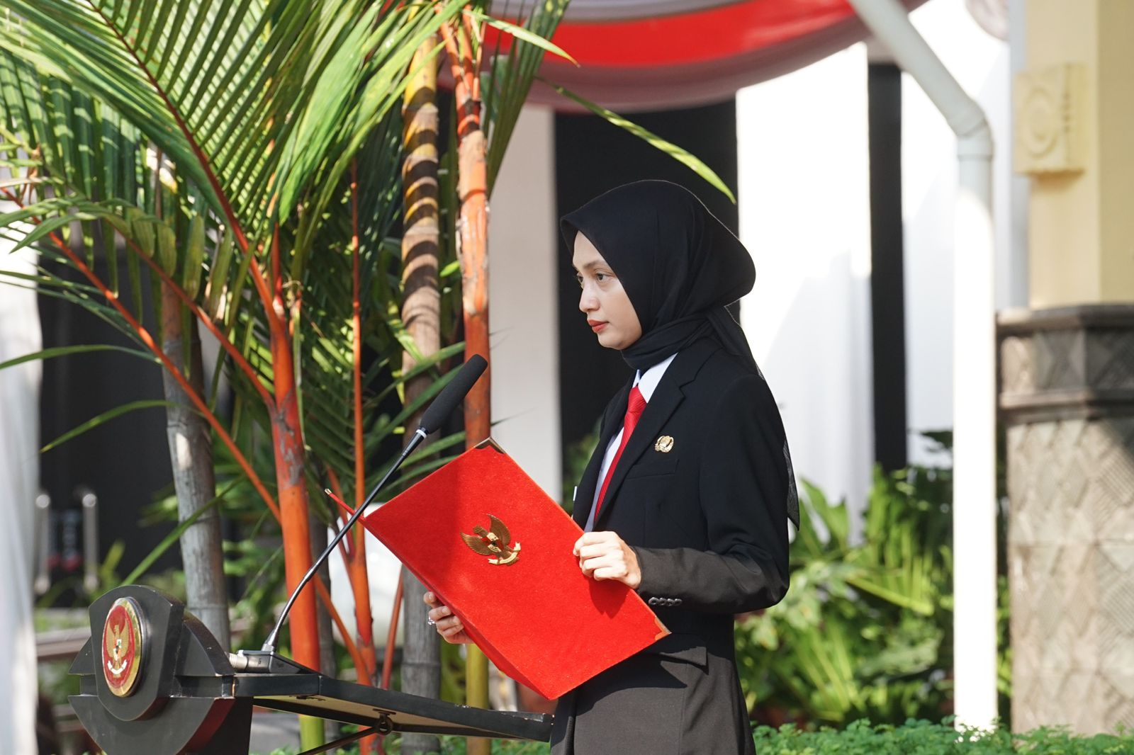 Foto : Wali Kota Kediri Vinanda Prameswati menjadi inspektur upacara dalam peringatan Hari Lahir Pancasila di halaman Balai Kota Kediri (2/6).