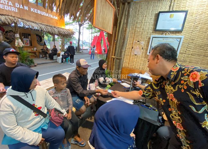 Stan Dispendukcapil Kabupaten Kediri dipadati pengunjung di Kuno Kini Fest 2025.