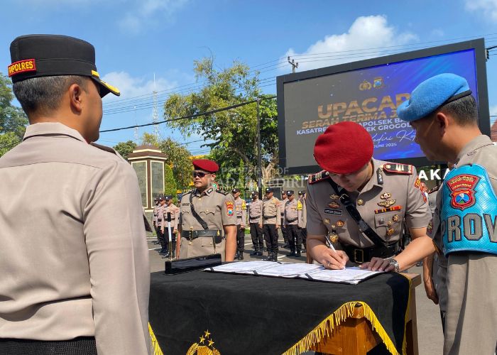 AKP Cipto menandatangani surat sertijab di Polres Kediri Kota.