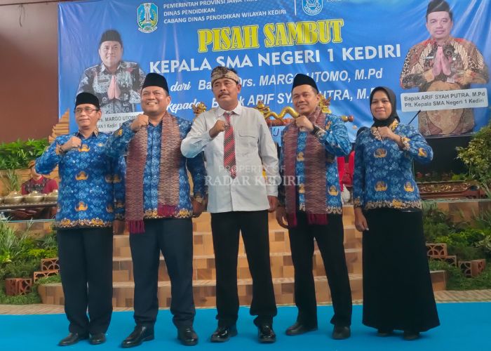 Arif Syah Putra, Margo Utomo foto bersama Adi Prayitno (Kacabdin), Chaerul Efendi (Kasi SMA) dan Dewi Masithoh (Kasubag TU) usai penandatanganan berita acara serah terima jabatan.