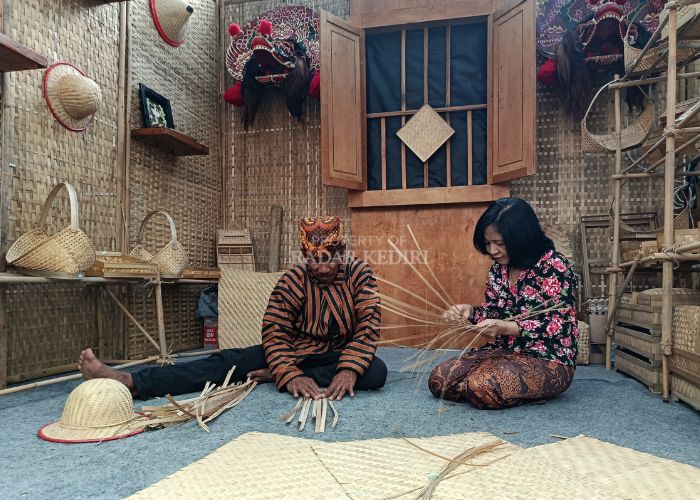 Priyo Sunaryadi salah satu pegawai Bambu Indah sedang memperlihatkan cara menganyam bambu saat Festival Kuno Kini.