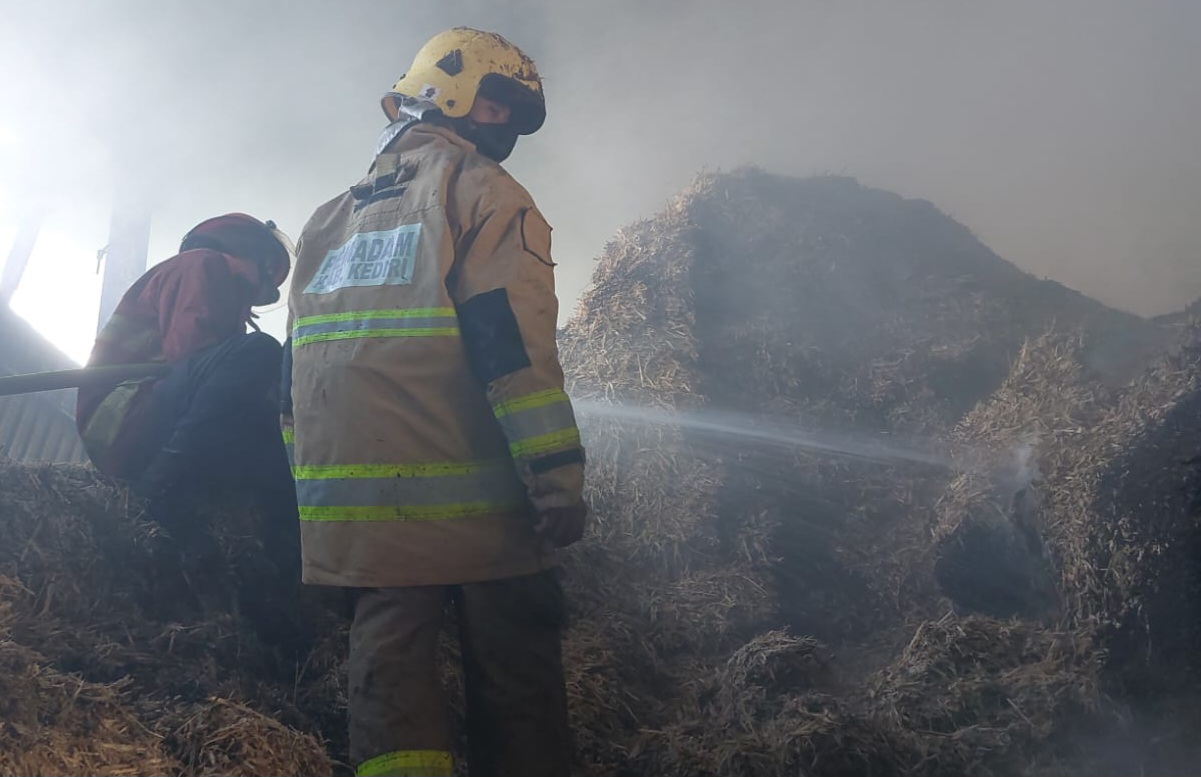 Petugas Damkar Kabupaten Kediri memadamkan api di pabrik gula Jawa di Kandat, Kediri.