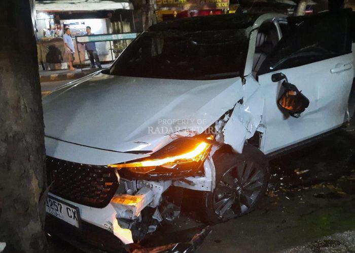 Kondisi mobil Honda HRV usai kecelakaan di Kediri.