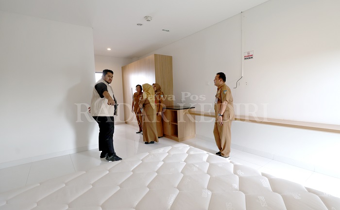 Tim Kemensetneg memeriksa kamar asrama siswa yang dilengkapi spring bed dan air conditioner (AC).