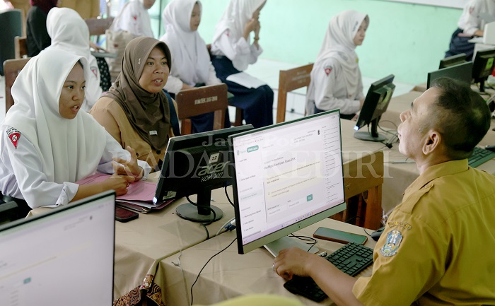 Puluhan siswa menunggu giliran untuk bisa memverifikasi berkas dalam pengambilan PIN di SMAN 1 Mojo kemarin pagi. Antrean yang sama juga terjadi di sejumlah sekolah Kota Kediri.