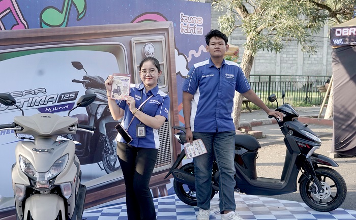 Pegawai Dealer Yamaha memperkenalkan produk motor baru di area Festival Kuno-Kini. Selama 10 hari penyelenggaraan festival, mereka berhasil menjual 72 unit motor.