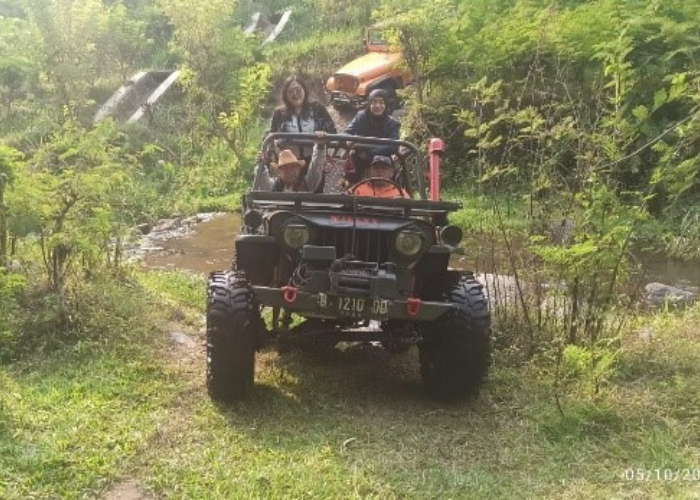 Tim Pengabdian Masyarakat FISIP Universitas Brawijaya (UB) menjelajahi wisata Desa Pamotan dengan Jeep.