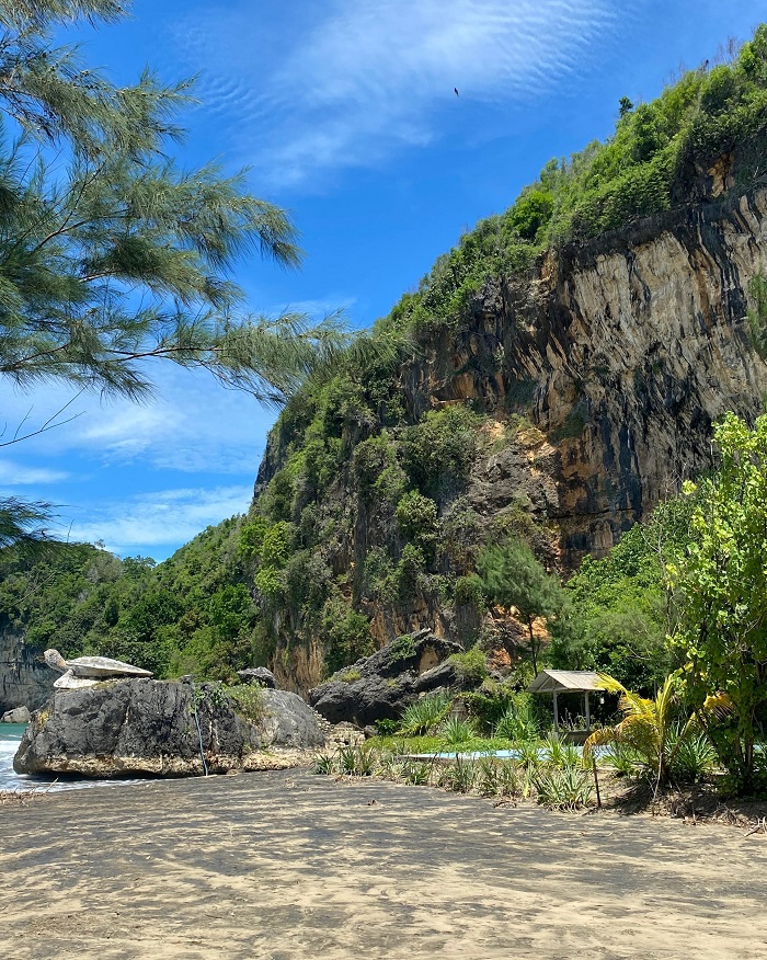 Pantai Taman di Dusun Taman, Desa Hadiwarno, Kecamatan Ngadirojo, Kabupaten Pacitan.