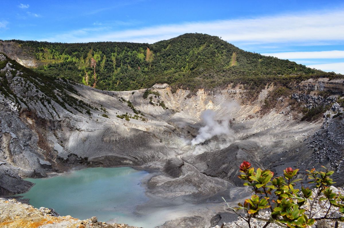 Ilutrasi Tangkuban Perahu