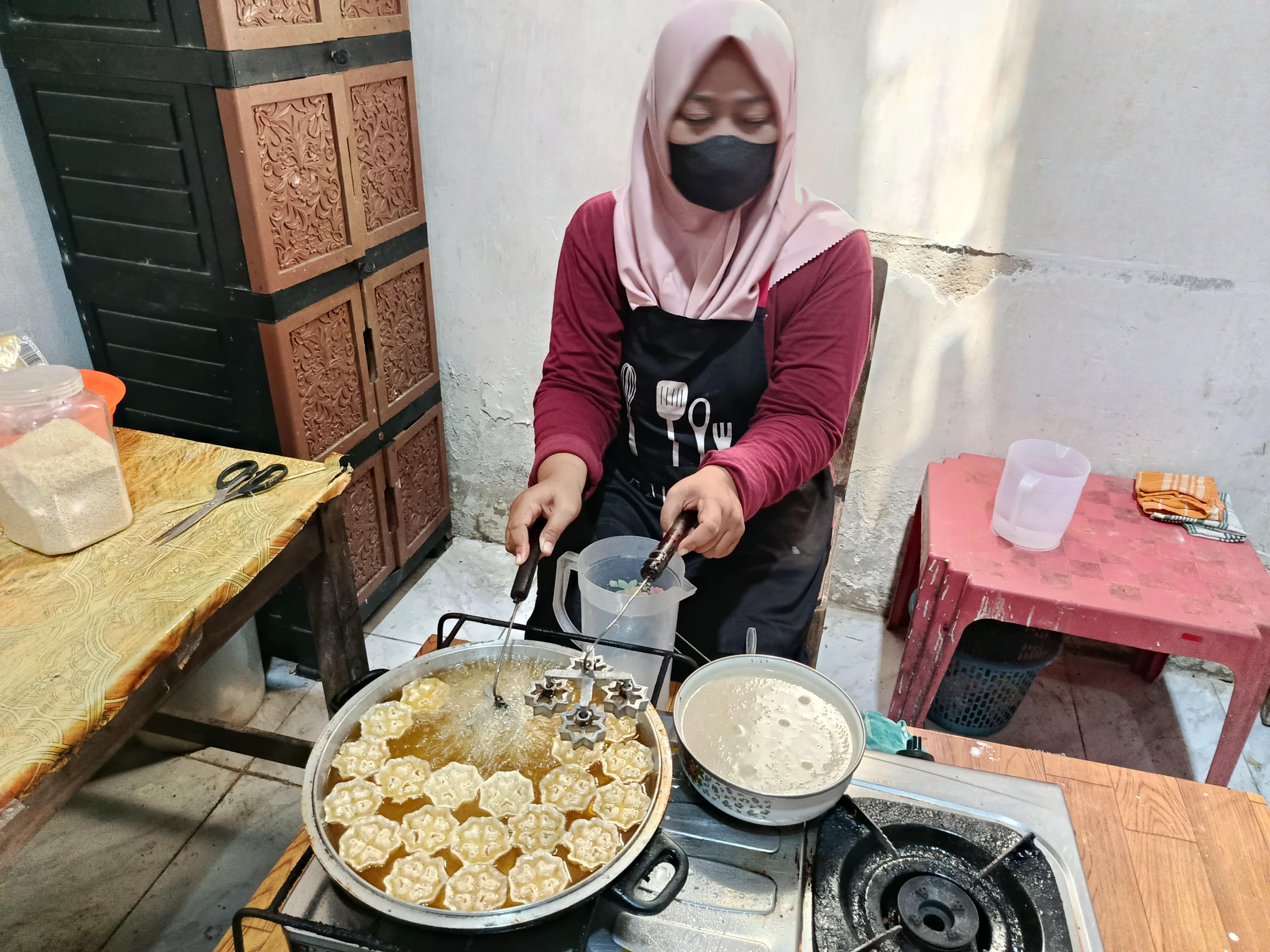 TELATEN: Dewita Fitria sedang membuat kembang goyang di rumahnya Desa Klanderan, Kecamatan Plosoklaten.