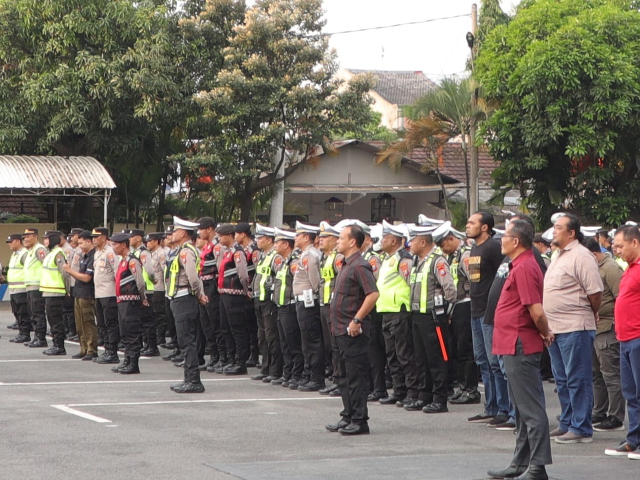 Polres Kediri menggelar apel menyambut malam takbir.
