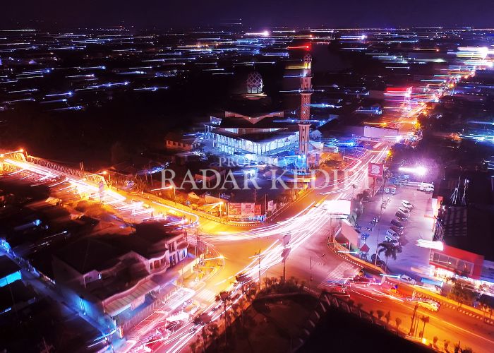 BERMANDI CAHAYA: Gemerlap lampu saat malam di kawasan Masjid Agung Kota Kediri.