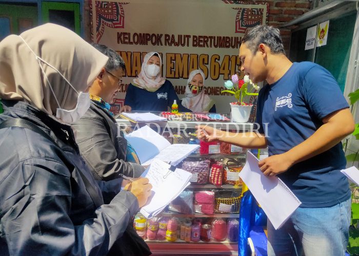 KREATIF: Kerajinan dari warga Singonegaran saat penjurian prodamas.