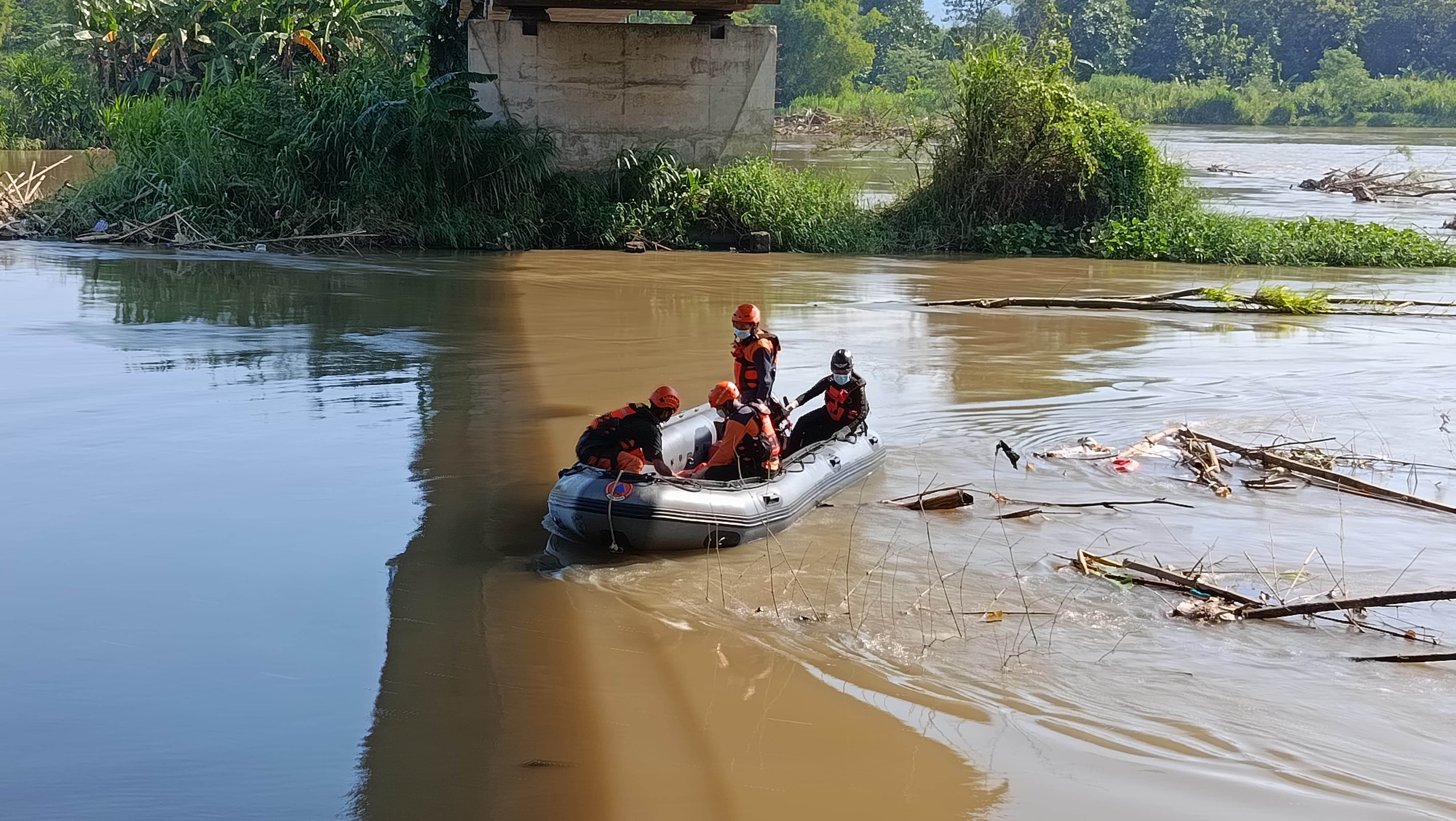 Personel BPBD Kota Kediri saat mengevakuasi sosok perempuan berdaster merah di bawah Jembatan Semampir.