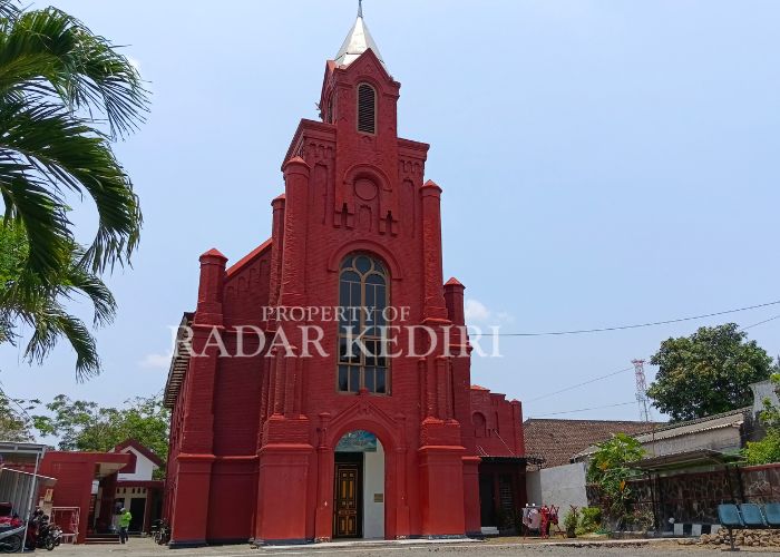 SAKSI BISU: Gereja merah yang dibangun pada era kolonial ini menjadi kawasan kota baru di Kediri.