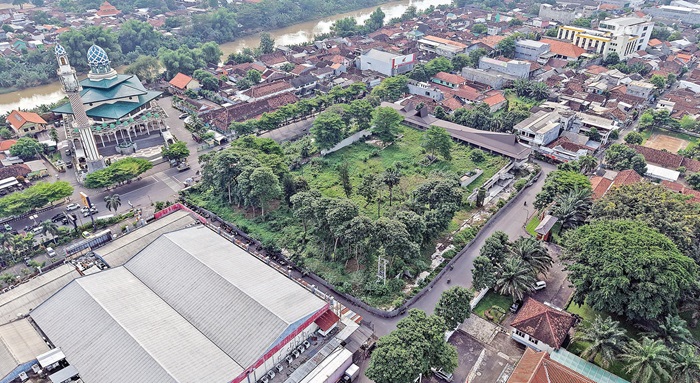 Alun-Alun Kota Kediri difoto dari angkasa. Renovasi fasilitas umum ini terhenti dan belum dilanjutkan.