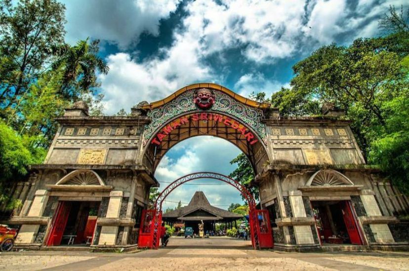 Taman Sriwedari, Ruang Hijau Bernuansa Legendaris di Solo.
