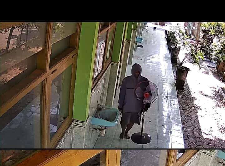 Terduga pelaku membawa kipas angin milik SDN di Kediri.