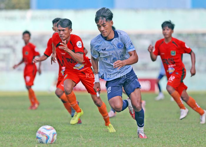 LINCAH: Wigi Pratama beraksi saat masih membela Persedikab Kediri tahun lalu. Striker muda potensial ini diharapkan mampu bersinar bersama Persik.