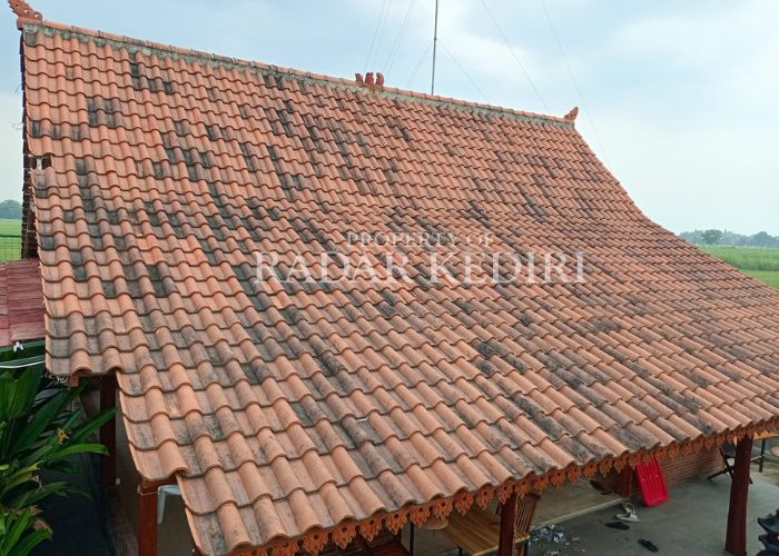 JAGA TRADISI: Atap rumah tradisional Jawa masih banyak ditemui di wilayah Kediri dan sekitarnya.