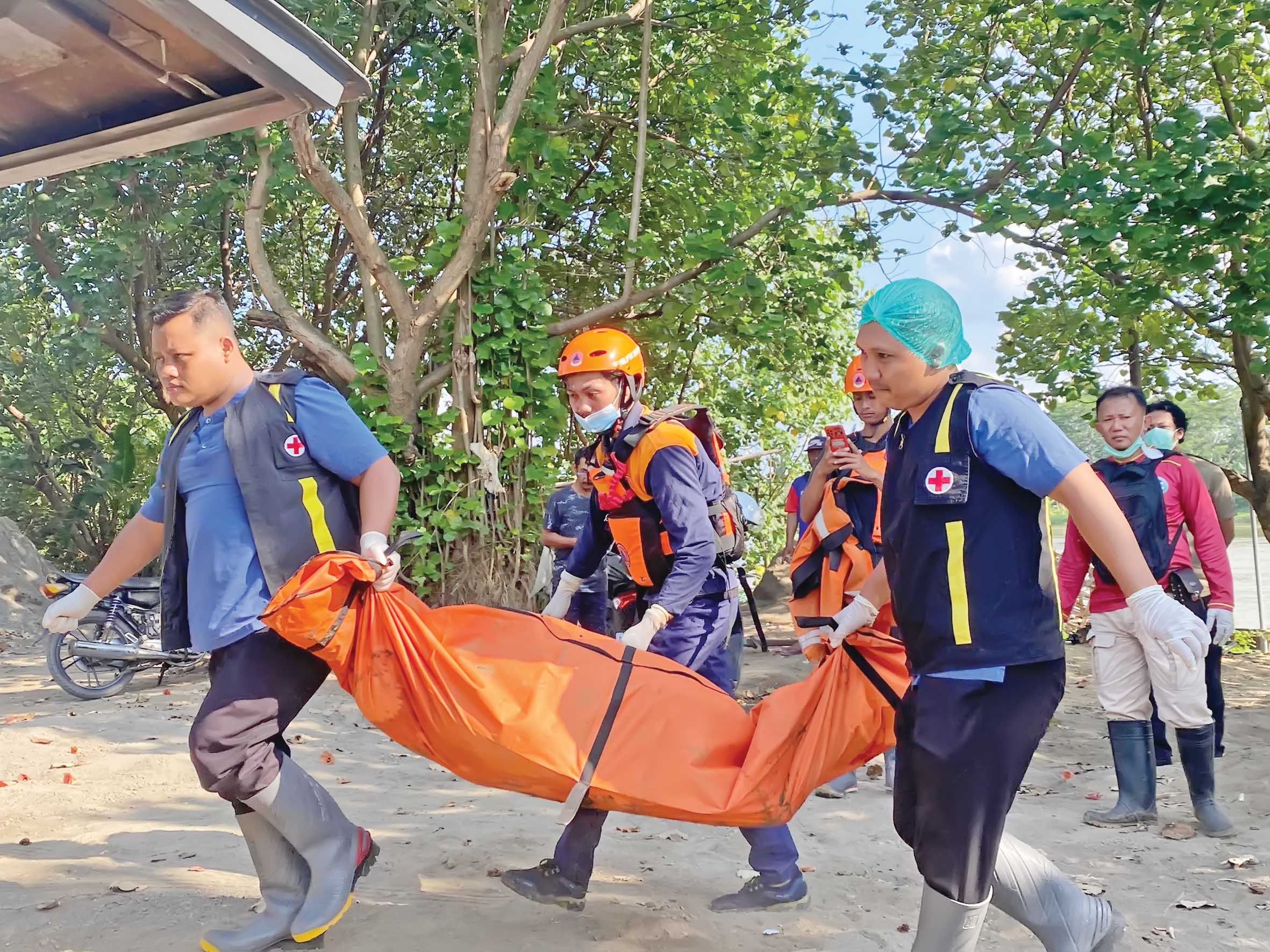 Tim SAR mengevakuasi tubuh korban hanyut di Sungai Brantas.