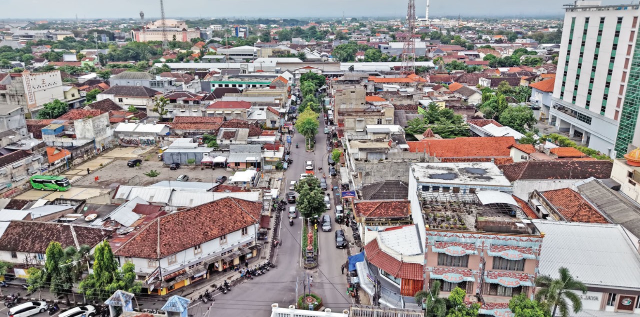 Jalan menuju stasiun Kediri akan dipermak. Diawali dengan perbaikan drainase.