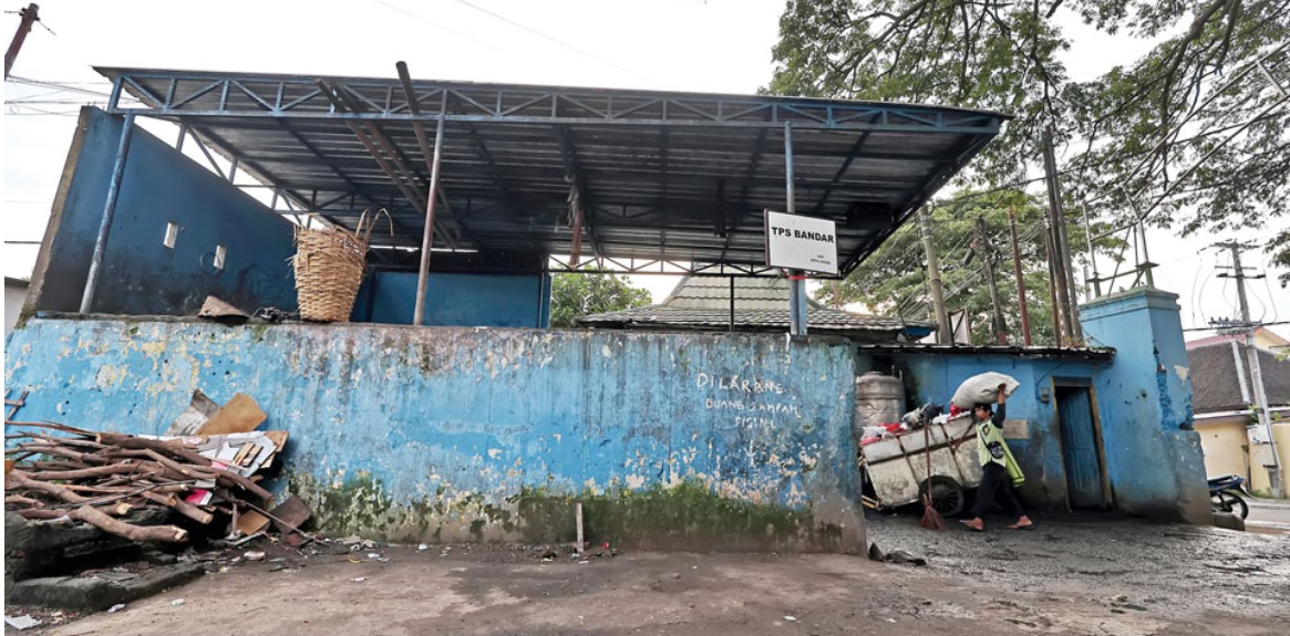 Petugas kebersihan dari DLHKP membawa sampah yang akan dibuang di tempat pembuangan sementara (TPS) Bandar kemarin.