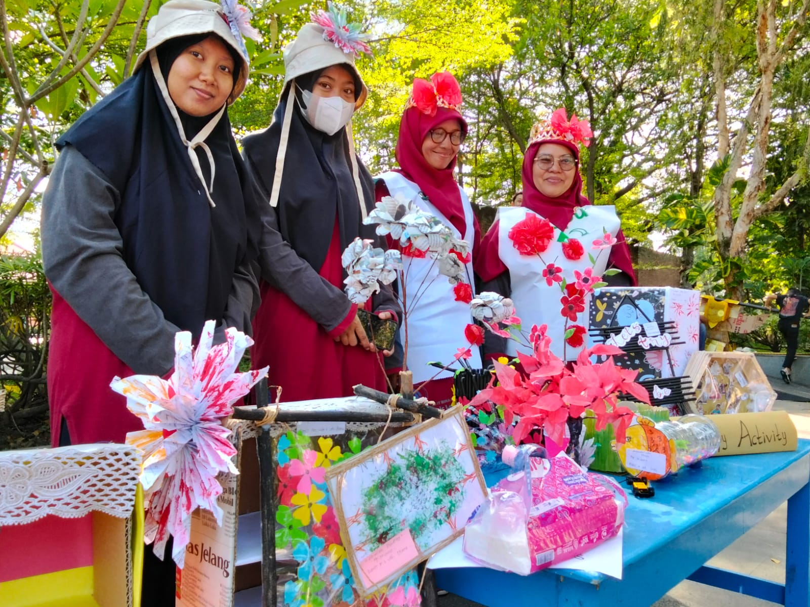 KB-RAIT Bina Insani Kediri menggelar karya seni dan fashion show dengan memanfaatkan barang bekas, di taman Sekartaji, Mojoroto.