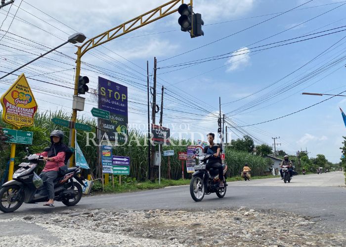 AWAS: Pengendara menghindari jalan rusak di Kecamatan Wates.