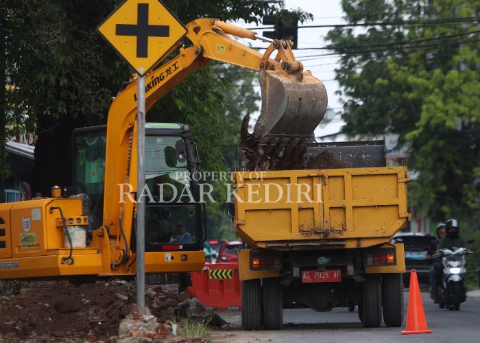 PENERTIBAN PKL: Ekskavator membersihkan puing bekas bangunan yang selama ini ditempati pedagang kaki lima.