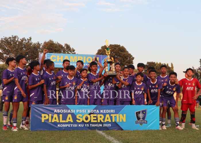 MEMBANGGAKAN: Skuad Persik Kediri U-15 foto bersama usai finish sebagai runner up Piala Soeratlin JAwa Timur.
